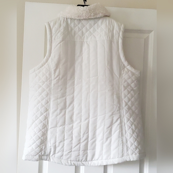 Women's Zip Up Active Quilted Vest With Sherpa Lining - Picture 2 of 10